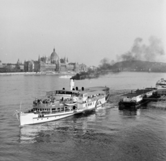 Hungary, Budapest II., látkép a Margit hídról, előtérben a Bem József téri hajóállomás, szemben a Parlament., 1969, FŐFOTÓ, steamboat, Budapest, Fortepan #207486