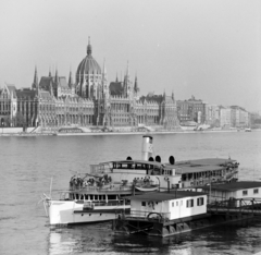 Hungary, Budapest II., látkép a Margit hídról, előtérben a Bem József téri hajóállomás, szemben a Parlament., 1969, FŐFOTÓ, steamboat, Budapest, Fortepan #207487