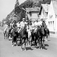 Magyarország,Dunakanyar, Visegrád, a 11- es főút a hajóállomás közelében, balra a háttérben a Városkapu., 1967, FŐFOTÓ, Fortepan #207494