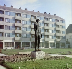 Magyarország, Hódmezővásárhely, Kossuth tér - Andrássy utca sarok, Szántó Kovács János-szobor (Somogyi József, 1965.), 1967, FŐFOTÓ, lakótelep, Fortepan #207512