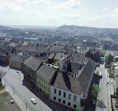 Magyarország, budai Vár, Budapest I., kilátás a Mátyás templom-tornyából a Sas-hegy felé, előtérben balra a Tárnok utca - Szentháromság utca sarkán a régi budai Városháza., 1967, FŐFOTÓ, Budapest, Fortepan #207523