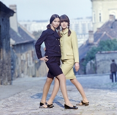 Magyarország, Budapest I., Pala utca, a háttérben keresztben a Kapucinus (Farkasbíró) utca. Kállay Katalin és Felkai Anikó manöken., 1967, FŐFOTÓ, divat, színes, manöken, Budapest, divatfotózás, Best of, póz, Fortepan #207526