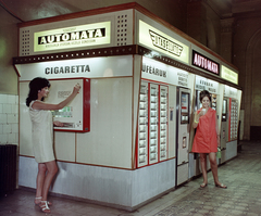 Hungary, Budapest VIII., Keleti pályaudvar, az Utasellátó Vállalat ital és étel automatája a csarnokban., 1969, FŐFOTÓ, Budapest, Best of, food-dispensing machine, Fortepan #207542