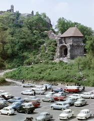 Magyarország,Dunakanyar, Visegrád, a Fellegvár kaputornya a parkoló felől nézve., 1967, FŐFOTÓ, színes, Fortepan #207558