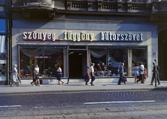 Magyarország, Budapest IX., Vámház (Tolbuhin) körút 11., 1967, FŐFOTÓ, színes, kirakat, függöny, szőnyeg, Budapest, bútorszövet bolt, Fortepan #207561