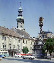 Magyarország, Sopron, Fő (Beloiannisz) tér, balra a Tábornok-ház és a Storno-ház, jobbra a Szentháromság-szobor mögött a Városháza, háttérben a Tűztorony., 1967, FŐFOTÓ, színes, Skoda-márka, szentháromság szobor, Fortepan #207565