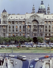 Magyarország, Budapest V., kilátás a Széchenyi Lánchíd pesti pillérjéről a Széchenyi István (Roosevelt) tér és a Gresham-palota felé., 1967, FŐFOTÓ, színes, autóbusz, Ikarus-márka, BKV-szervezet, Ikarus 620/630, városnézés, Budapest, kabrió, Fortepan #207578