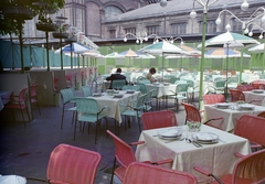 Magyarország, Budapest VI., Eiffel tér (ekkor névtelen) a Nyugati pályaudvar indulási oldalánál, háttérben balra a pénztárcsarnok., 1967, FŐFOTÓ, színes, Budapest, Fortepan #207579