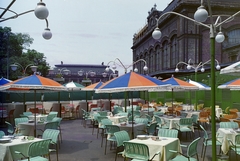 Magyarország, Budapest VI., Eiffel tér (ekkor névtelen) a Nyugati pályaudvar indulási oldalánál, jobbra a pénztárcsarnok., 1967, FŐFOTÓ, színes, Budapest, Fortepan #207580