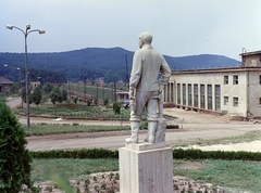 Magyarország, Kincsesbánya, Bányász szobor (Győri Dezső, 1964.), mögötte a bauxitbánya rakodótelepe., 1967, FŐFOTÓ, színes, bányász, szobor, háttal, bányászat, Fortepan #207588