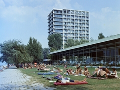 Magyarország,Balaton, Siófok, strand a szállodasor előtt, háttérben a Hotel Európa., 1967, FŐFOTÓ, színes, Balaton, strand, szálloda, Fortepan #207610