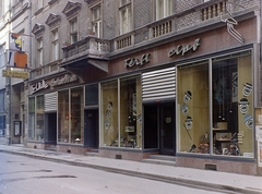 Magyarország, Budapest V., Váci utca 23., 1968, FŐFOTÓ, színes, kirakat, cipőbolt, Budapest, zárvatartás, Fortepan #207630