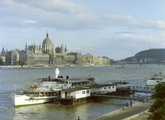 Hungary, Budapest II., látkép a Margit hídról, előtérben a Bem József téri hajóállomás, balra a Parlament, jobbra a Gellért-hegy., 1969, FŐFOTÓ, parliament, Danube, Budapest, Fortepan #207643