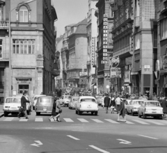 Magyarország, Budapest V., Váci utca, balra a Piarista (Pesti Barnabás) utca, jobbra a Haris köz., 1968, FŐFOTÓ, Budapest, Volkswagen Bogár, Ford Taunus P4, Fortepan #207656