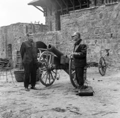 Magyarország, Pilisborosjenő, a felvétel az egri vár kicsinyített mása előtt az Egri csillagok című film forgatásakor készült., 1968, FŐFOTÓ, filmforgatás, ágyú, replika, Fortepan #207681