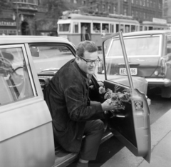 Magyarország, Budapest VII., Erzsébet (Lenin) körút a Royal szálló előtt. Konrad Wolf NDK filmrendező., 1968, FŐFOTÓ, Budapest, Renault 16, Fortepan #207693