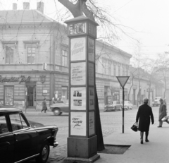 Magyarország, Budapest X., Füzér utca - Kőrösi Csoma Sándor sétány (Kőrösi Csoma Sándor út) kereszteződés. A Fővárosi Moziüzemi Vállalat (FŐMO) által forgalmazott filmek hirdetőoszlopa, az egykori kaszinó előtt., 1968, FŐFOTÓ, Budapest, filmplakát, AWZ P70 Zwickau, Fortepan #207709