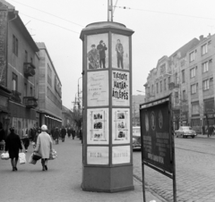 Magyarország, Budapest IV., az Árpád út az István (Bajcsy-Zsilinszky) út felé nézve, balra az Állami Áruház. Előtérben a Fővárosi Moziüzemi Vállalat (FÖMO) által forgalmazott film hirdetése., 1968, FŐFOTÓ, Budapest, filmplakát, Fortepan #207710