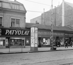 Magyarország, Budapest IV., Árpád út, a Fővárosi Moziüzemi Vállalat (FÖMO) által forgalmazott film hirdetése. Háttérben a 68. és 70-es számú ház., 1968, FŐFOTÓ, Budapest, filmplakát, Fortepan #207711