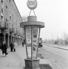 Magyarország, Budapest XIV., Örs vezér tere a Kerepesi úttól a Bolgárkertész (Martos Flóra) utca felé nézve. A Fővárosi Moziüzemi Vállalat (FŐMO) által forgalmazott filmeket hirdető vitrinoszlop., 1968, FŐFOTÓ, Budapest, filmplakát, Fortepan #207712