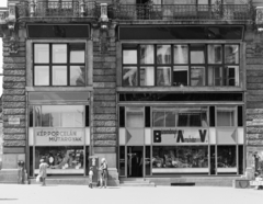 Magyarország, Budapest V., Ferenciek tere (Felszabadulás tér), szemben az északi Klotild palota., 1968, FŐFOTÓ, Bizományi Áruház Vállalat, Budapest, Fortepan #207725