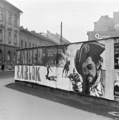 Magyarország, Budapest II., Margit körút (Mártírok útja), előtérben a Retek utca és a Lövőház utca közötti metróépítési terület kerítése. A Fővárosi Moziüzemi Vállalat (FŐMO) által forgalmazott film plakátja., 1968, FŐFOTÓ, Budapest, filmplakát, Fortepan #207762