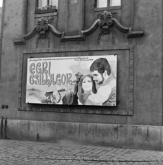 Magyarország, Budapest VI., a Westend-ház oldal homlokzata a Nyugati (Marx) téri bejárat mellett. A Fővárosi Moziüzemi Vállalat (FŐMO) által forgalmazott film plakátja., 1968, FŐFOTÓ, hirdető tábla, Budapest, filmplakát, Fortepan #207768