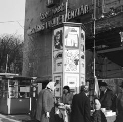 Magyarország, Budapest VIII., Kálvin tér, a tűzfal előtt a Fővárosi Moziüzemi Vállalat (FŐMO) által forgalmazott film hirdetése. Balra a Múzeum utca., 1968, FŐFOTÓ, Budapest, mérleg, filmplakát, Fortepan #207788