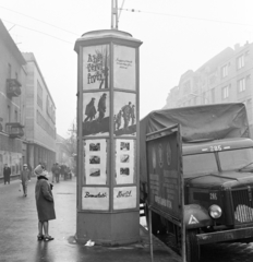 Magyarország, Budapest IV., Árpád út az István (Bajcsy-Zsilinszky) út felé nézve, balra az Állami Áruház., 1968, FŐFOTÓ, Budapest, filmplakát, Fortepan #207798