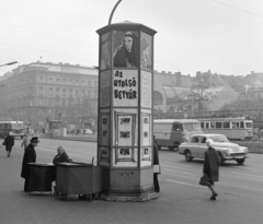 Magyarország, Budapest VII.,Budapest V., Károly (Tanács) körút, a Fővárosi Moziüzemi Vállalat (FŐMO) által forgalmazott film hirdetése. Háttérben üzletsor a Gerlóczy utca és a Bárczy István utca között (később a Városháza park került kialakításra a helyén)., 1968, FŐFOTÓ, Budapest, Fortepan #207802