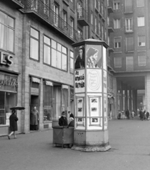 Magyarország, Budapest VII., Károly (Tanács) körút a Madách Imre tér felé nézve. Előtérben a Fővárosi Moziüzemi Vállalat (FŐMO) által forgalmazott film hirdetése., 1968, FŐFOTÓ, Budapest, Fortepan #207803