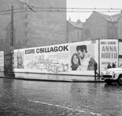 Magyarország, Budapest V., Kálvin tér, a Fővárosi Moziüzemi Vállalat (FŐMO) által forgalmazott film plakátja, jobbra a Kecskeméti utca torkolata. A tűzfalon az egykori városkapu emlékét idézi a téglából kirakott ábrázolás., 1968, FŐFOTÓ, Budapest, filmplakát, trafik, színház, Fortepan #207813