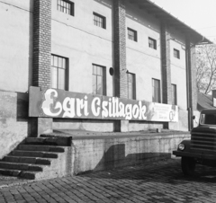 Magyarország, Budapest VIII., Orczy tér, Józsefvárosi pályaudvar. A Fővárosi Moziüzemi Vállalat (FŐMO) által forgalmazott film plakátja., 1968, FŐFOTÓ, Budapest, filmplakát, Fortepan #207815