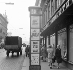 Magyarország, Budapest VII.,Budapest VIII., a Thököly út, a Fővárosi Moziüzemi Vállalat (FŐMO) által forgalmazott filmek hirdetőoszlopa. Távolban a Keleti pályaudvar sziluetje a Baross téren., 1968, FŐFOTÓ, Budapest, filmplakát, Fortepan #207824