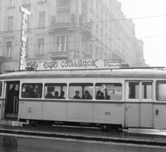 Magyarország, Budapest V.,Budapest XIII., Szent István körút, villamosmegálló a Jászai Mari térnél, háttérben jobbra a Hollán Ernő (Fürst Sándor) utca. A villamoson a Fővárosi Moziüzemi Vállalat (FŐMO) által forgalmazott film plakátja., 1968, FŐFOTÓ, Budapest, villamos, Fortepan #207830