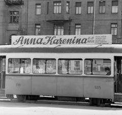 Magyarország, Budapest II.,Budapest I., Széll Kálmán (Moszkva) tér, háttérben a Vérmező út épületei. A villamoson a Fővárosi Moziüzemi Vállalat (FŐMO) által forgalmazott film plakátja., 1968, FŐFOTÓ, Budapest, filmplakát, Fortepan #207831