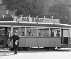 Magyarország, Budapest II., Széll Kálmán (Moszkva) tér, a 4-es és a 6-os villamos-végállomása. A Fővárosi Moziüzemi Vállalat (FŐMO) által forgalmazott film plakátja. Háttérben a Vérmező út házsora., 1968, FŐFOTÓ, Budapest, filmplakát, Fortepan #207833