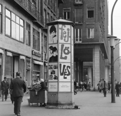 Magyarország, Budapest VII., Károly (Tanács) körút a Madách Imre tér felé nézve. Előtérben a Fővárosi Moziüzemi Vállalat (FŐMO) által forgalmazott film hirdetése., 1968, FŐFOTÓ, hirdetőoszlop, Budapest, filmplakát, Fortepan #207839