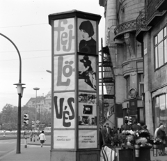 Magyarország, Budapest VI.,Budapest VII., Károly (Tanács) körút az Erzsébet (Engels) tér felé nézve. Előtérben a Fővárosi Moziüzemi Vállalat (FŐMO) által forgalmazott film hirdetése., 1968, FŐFOTÓ, Budapest, filmplakát, Fortepan #207847