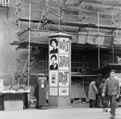 Magyarország, Budapest VIII., Kálvin tér, tűzfal a Múzeum utca és a Baross utca között, előtte a Fővárosi Moziüzemi Vállalat (FŐMO) által forgalmazott film hirdetése., 1968, FŐFOTÓ, Budapest, filmplakát, Fortepan #207849