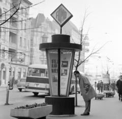 Magyarország, Budapest II., Margit körút (Mártírok útja) a Margit híd felé nézve. A Fővárosi Moziüzemi Vállalat (FŐMO) által forgalmazott filmeket hirdető vitrinoszlop., 1968, FŐFOTÓ, Budapest, filmplakát, Fortepan #207854