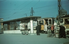 Magyarország, Budapest XI., Szent Gellért tér, villamosmegálló., 1942, Fortepan, kereskedelem, színes, plakát, villamos, hirdetőoszlop, újság, bauhaus, postaláda, újságárus, Budapest, Fortepan #20786