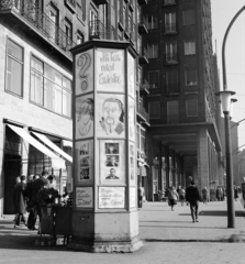 Magyarország, Budapest VII., Károly (Tanács) körút a Madách Imre tér felé nézve. Előtérben a Fővárosi Moziüzemi Vállalat (FŐMO) által forgalmazott film hirdetése., 1968, FŐFOTÓ, Budapest, filmplakát, Fortepan #207861