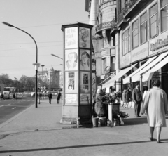 Magyarország, Budapest VI.,Budapest VII., Károly (Tanács) körút az Erzsébet (Engels) tér felé nézve. Előtérben a Fővárosi Moziüzemi Vállalat (FŐMO) által forgalmazott film hirdetése., 1968, FŐFOTÓ, Budapest, filmplakát, Fortepan #207862