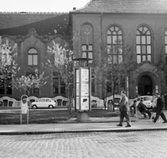 Magyarország, Budapest XX., Kossuth Lajos utca, hirdetőoszlop a Kerületi Tanács (később Polgármesteri Hivatal) épülete előtt lévő buszmegállónál., 1968, FŐFOTÓ, Budapest, Jawa Tatran 125, Fortepan #207863