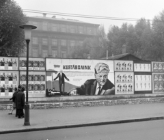 Magyarország, Budapest VIII., Rákóczi út az Astoria kereszteződés közelében, a palánk mögött a metróépítés területe, jobbra a háttérben az ELTE épülete. A Fővárosi Moziüzemi Vállalat (FŐMO) által forgalmazott film plakátja., 1968, FŐFOTÓ, Budapest, filmplakát, Fortepan #207866