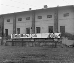 Magyarország, Budapest VIII., Orczy tér, Józsefvárosi pályaudvar. A Fővárosi Moziüzemi Vállalat (FŐMO) által forgalmazott film plakátja., 1968, FŐFOTÓ, Budapest, filmplakát, Fortepan #207868