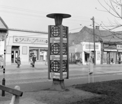 Magyarország, Budapest XX., Kossuth Lajos utca, hirdetőoszlop a Kerületi Tanács (később Polgármesteri Hivatal) épülete előtt lévő buszmegállónál., 1968, FŐFOTÓ, Budapest, Fortepan #207871