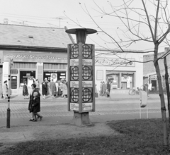 Magyarország, Budapest XX., Kossuth Lajos utca, hirdetőoszlop a Kerületi Tanács (később Polgármesteri Hivatal) épülete előtt lévő buszmegállónál., 1968, FŐFOTÓ, Budapest, Fortepan #207872