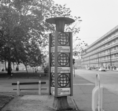 Magyarország, Budapest XX., Kossuth Lajos utca, hirdetőoszlop a Kerületi Tanács (később Polgármesteri Hivatal) épülete előtt lévő buszmegállónál., 1968, FŐFOTÓ, Budapest, Fortepan #207873